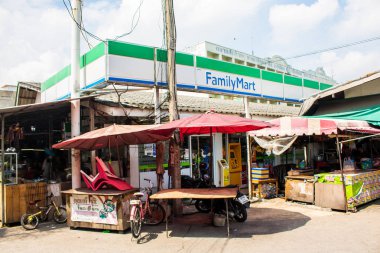 Familymart marketi Günün 24 saati Samut Prakan'da açıktır