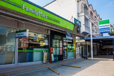 Familymart marketi Günün 24 saati Samut Prakan'da açıktır