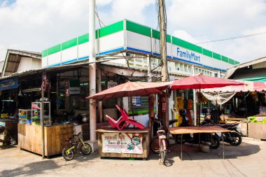 Familymart marketi Günün 24 saati Samut Prakan'da açıktır