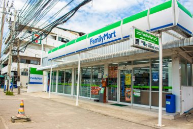 Familymart marketi Günün 24 saati Samut Prakan'da açıktır