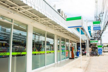 Familymart marketi Günün 24 saati Samut Prakan'da açıktır