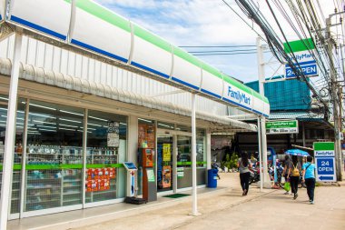 Familymart marketi Günün 24 saati Samut Prakan'da açıktır