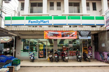 Familymart marketi Günün 24 saati Samut Prakan'da açıktır