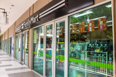 Familymart marketi Günün 24 saati Samut Prakan'da açıktır