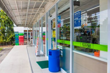 Familymart marketi Günün 24 saati Samut Prakan'da açıktır