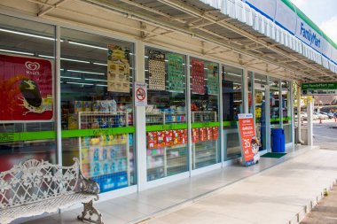 Familymart marketi Günün 24 saati Samut Prakan'da açıktır