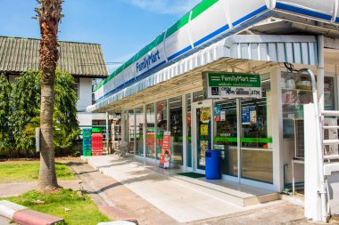 Familymart marketi Günün 24 saati Samut Prakan'da açıktır