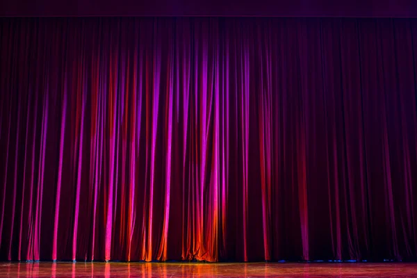 Rideaux rouges avec les lumières du spectacle et le plancher de bois p — Photo