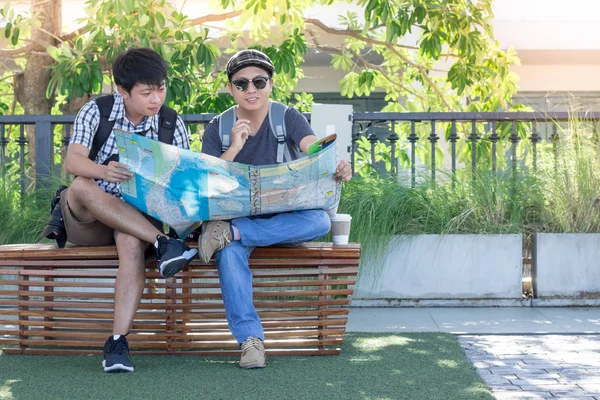 Dos hombres están planeando un viaje para ver el mapa turístico en Tailandia . —  Fotos de Stock