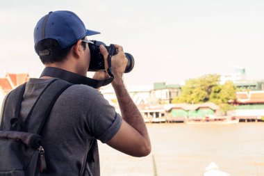 Sırt çantası giyen ve kamera tutan erkekler. 
