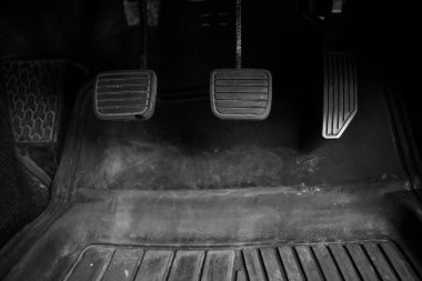 debriyaj pedalı ve araç manuel fren sistemi.