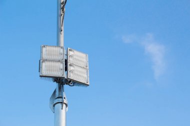 Sol tarafta ve arka bir ampul Led ile Gümüş lamba sonrası