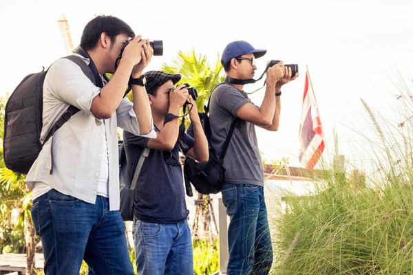 Grupo de homens estão de pé fotografia na margem do rio em Thailan — Fotografia de Stock