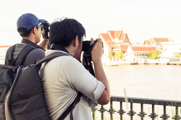 Gruppo di uomini sono in piedi fotografia sul lungofiume in Thailandia — Foto Stock
