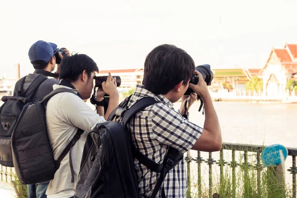 Група чоловіків стоять фотографії на березі річки в Thailan — стокове фото