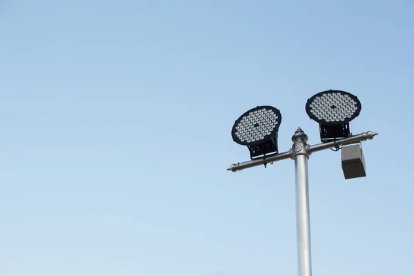 Poste de lámpara de plata con una bombilla led en el lado derecho y bac — Foto de Stock