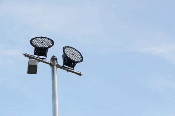 Silberner Laternenmast mit einer LED-Glühbirne auf der linken Seite und hinten — Stockfoto