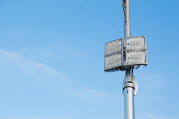 Poste de lámpara de plata con una bombilla led en el lado derecho y bac — Foto de Stock