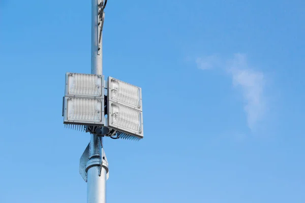 Silberner Laternenmast mit einer LED-Glühbirne auf der linken Seite und hinten — Stockfoto