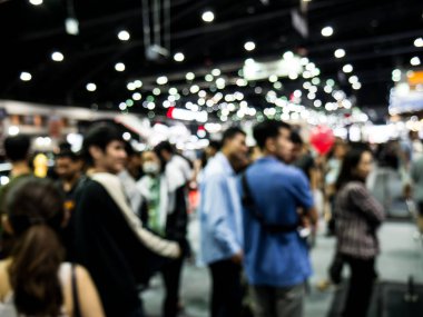 Motor fuarının arka planını bulanıklaştırma.