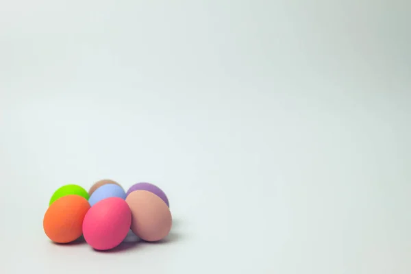 Huevos de Pascua multicolor con fondo blanco . — Foto de Stock