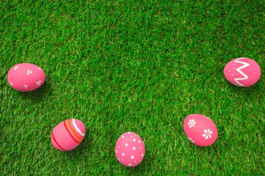 Yeşil çimlerin üzerinde paskalya yumurtası.