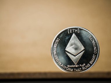 Kahverengi arka plan üzerinde Ethereum sikke.