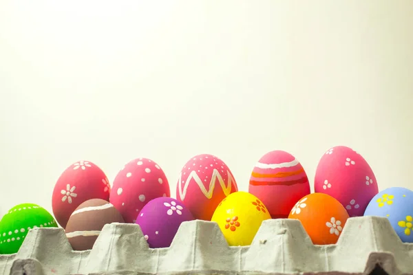 Huevos de Pascua en paneles de papel sobre fondo blanco . — Foto de Stock