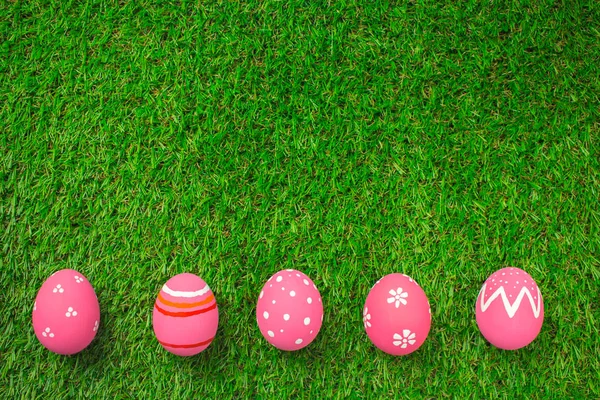 Huevos de Pascua en la hierba verde. — Foto de Stock