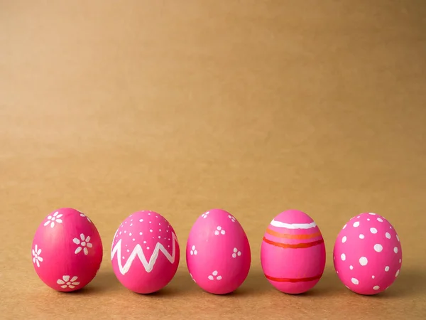 Huevos de Pascua sobre fondo marrón . — Foto de Stock