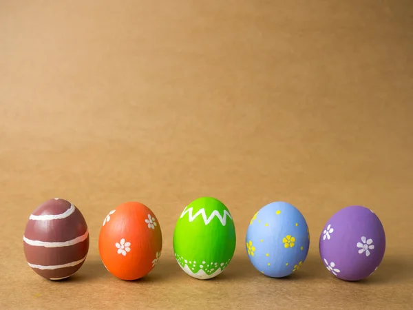 Huevos de Pascua sobre fondo marrón . — Foto de Stock