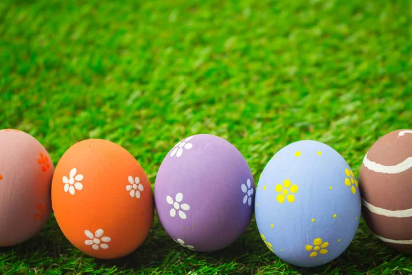 Huevos de Pascua en la hierba verde. — Foto de Stock