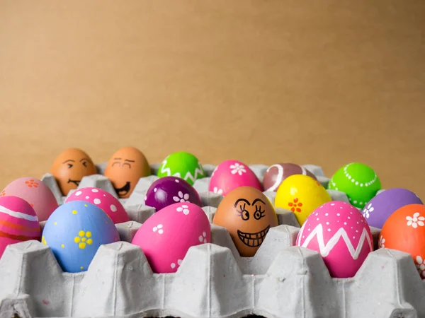 Huevos de Pascua en paneles de papel sobre fondo marrón . — Foto de Stock
