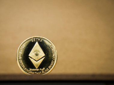 Kahverengi arka plan üzerinde Ethereum sikke.