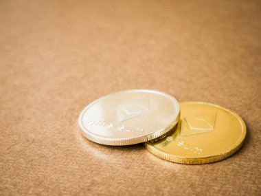 Kahverengi arka plan üzerinde Ethereum sikke.