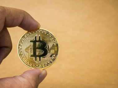 El altın bitcoin tutuyor.