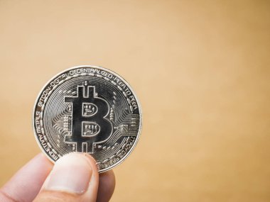 El gümüş bitcoin tutuyor.