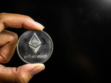 El gümüş ethereum sikke tutuyor.
