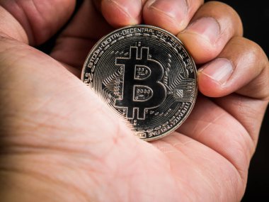 El gümüş bitcoin tutuyor.