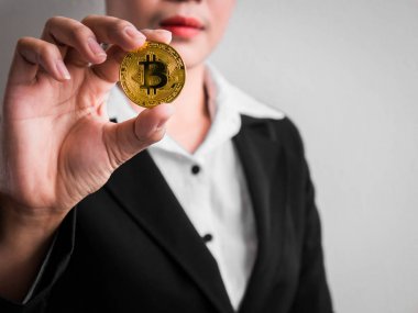 Altın bitcoin gösteren iş kadını.