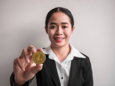 Altın litecoin gösteren iş kadını.