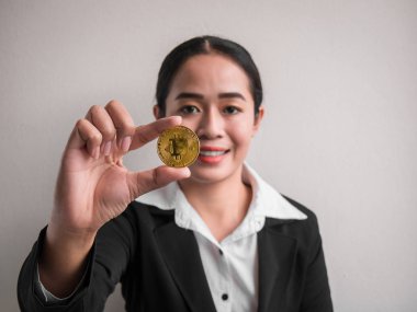 Altın bitcoin gösteren iş kadını.