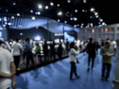 Arka plan odak dışında ve otomatik show'da bulanık.
