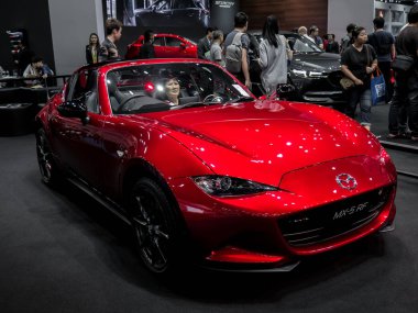 Bangkok Uluslararası Motor Show'da ekranda Mazda mx-5 rf 201