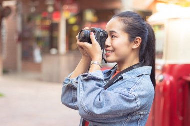 Kamera taşıyan Asyalı kız turistler.