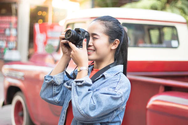 Asiático chica turistas llevar cámaras . — Foto de Stock