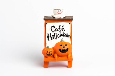 Bir kabak ve metin kafe halloween ile Turuncu işareti, kahve fincanı o