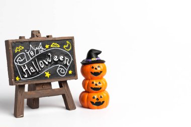 Halloween kabaklar salon ile üç top ve kahverengi etiket yığılmış