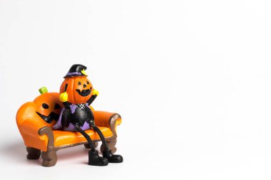 Sihirbaz bebek Halloween kabak turuncu ve co bir kanepede oturan