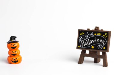 Halloween kabaklar bir ha ile üç top ve kahverengi etiket yığılmış